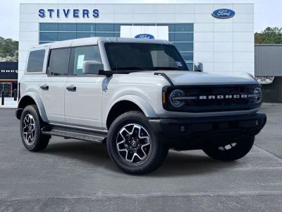 2026 Ford Bronco Outer Banks in Avalanche Gray — front three-quarter view