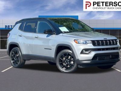 2023 Jeep Compass Altitude 4x4 in Silver — front three-quarter view