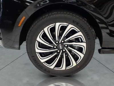 2027 Lincoln Navigator — side profile view