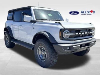 2025 Ford Bronco Outer Banks in Oxford White — front three-quarter view