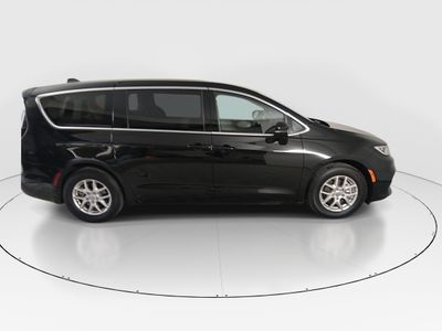 2024 Chrysler Pacifica — photo 8 view
