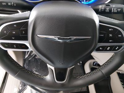 2024 Chrysler Pacifica — photo 12 view