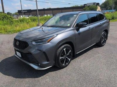 2022 Toyota Highlander XSE in Gray — front three-quarter view