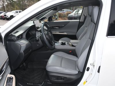 2024 Toyota Venza - Photo 8