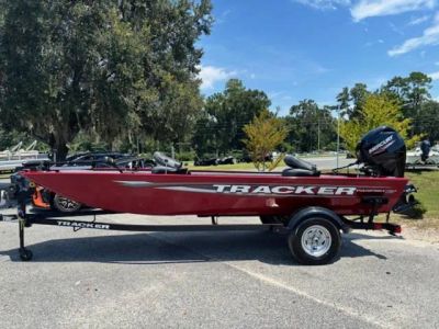 2025 Tracker® Boats Panfish™ 17 — front three-quarter view