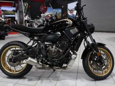 2026 Yamaha XSR700 — front three-quarter view