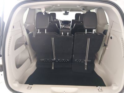 2024 Chrysler Pacifica — photo 11 view