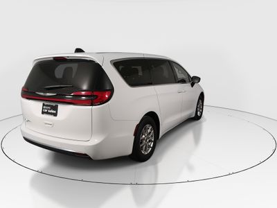 2024 Chrysler Pacifica — photo 7 view