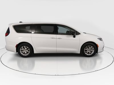 2024 Chrysler Pacifica — photo 8 view