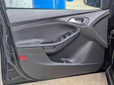 2018 Ford Focus — photo 12 view
