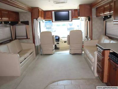 2006 Country Coach DAVINCI 400 — engine compartment view