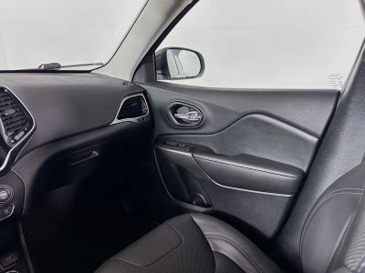 2020 Jeep Cherokee — photo 24 view