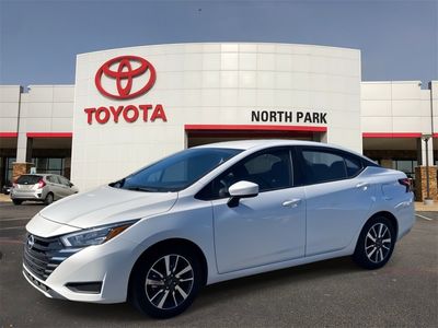 2025 Nissan Versa 1.6 SV in Aspen White Tricoat — front three-quarter view