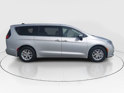 2023 Chrysler Pacifica — photo 8 view