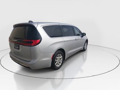 2023 Chrysler Pacifica — photo 7 view