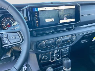 2026 Jeep Gladiator — photo 14 view