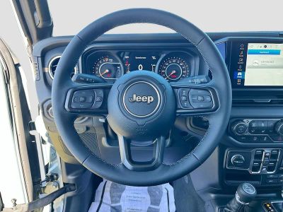 2026 Jeep Gladiator — photo 11 view