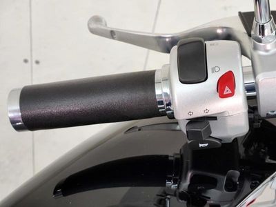 2025 Suzuki Boulevard M109R - Photo 12