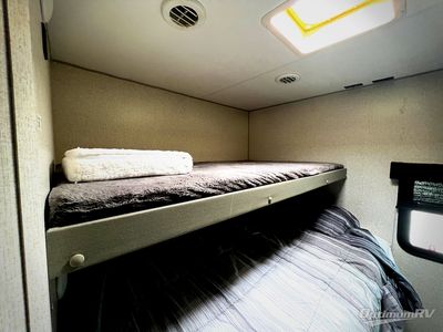 2022 Venture RV SportTrek - Photo 15