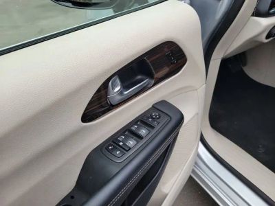 2023 Chrysler Pacifica — photo 12 view