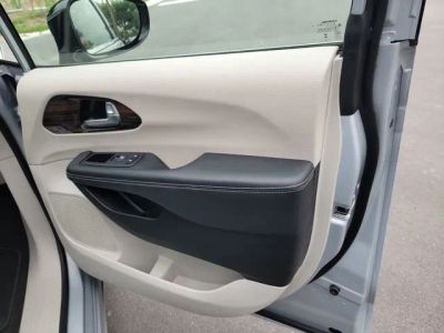 2023 Chrysler Pacifica — photo 37 view