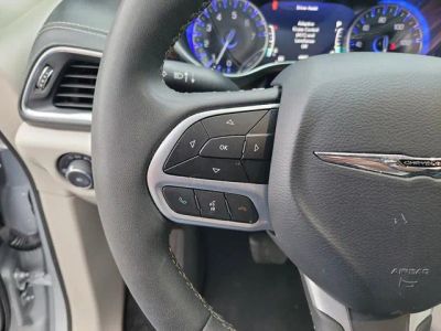 2023 Chrysler Pacifica — photo 17 view
