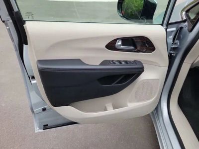 2023 Chrysler Pacifica — photo 11 view