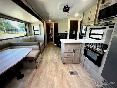 2027 Coachmen Catalina Legacy Edition — detail view