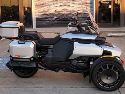 2025 Can-Am Canyon XT - Photo 2