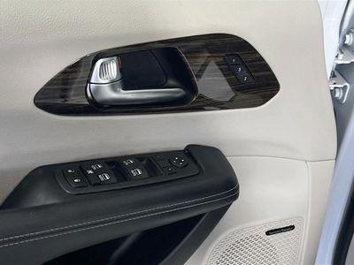 2022 Chrysler Pacifica Hybrid - Photo 12