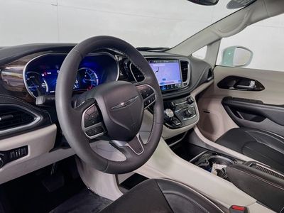 2022 Chrysler Pacifica Hybrid - Photo 11