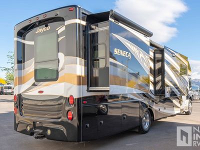 2018 Jayco Seneca — photo 15 view