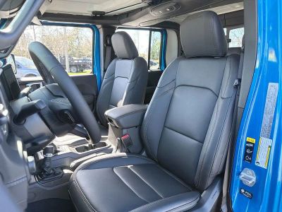 2026 Jeep Gladiator — photo 11 view
