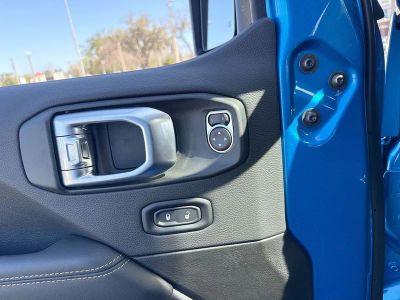 2026 Jeep Gladiator — photo 12 view