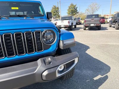 2026 Jeep Gladiator — photo 9 view