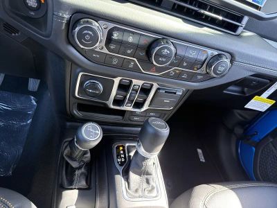 2026 Jeep Gladiator — photo 18 view