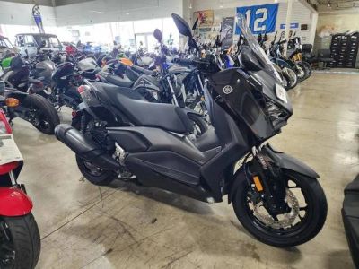 2025 Yamaha XMAX — front three-quarter view