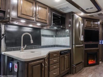 2018 Fleetwood Bounder - Photo 13