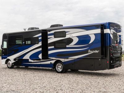 2018 Fleetwood Bounder - Photo 4