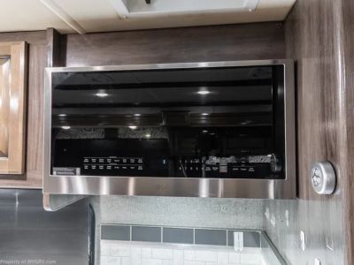 2018 Fleetwood Bounder - Photo 18