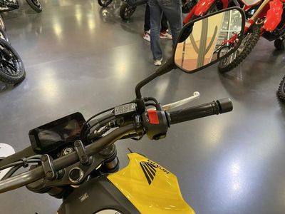 2025 Honda CB300R - Photo 10