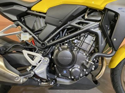 2025 Honda CB300R - Photo 12