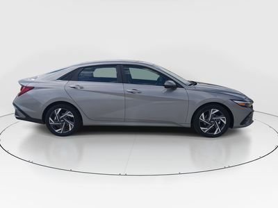 2025 Hyundai Elantra — photo 8 view