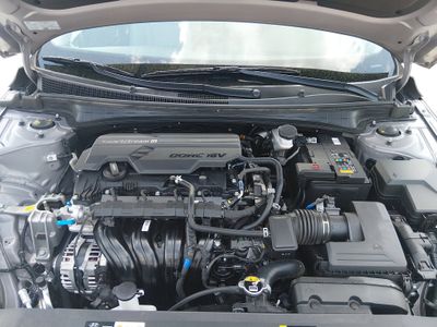 2025 Hyundai Elantra — photo 9 view