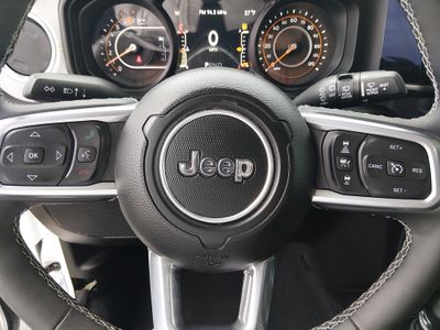 2025 Jeep Wrangler — photo 12 view