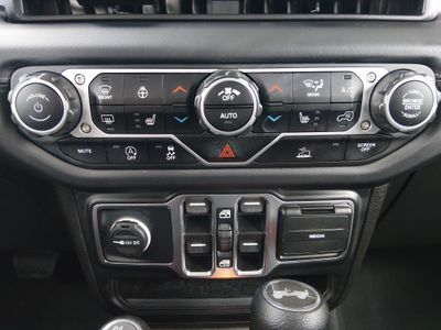 2025 Jeep Wrangler — photo 18 view