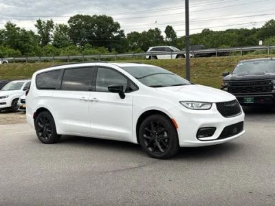 2026 Chrysler Pacifica — side profile view