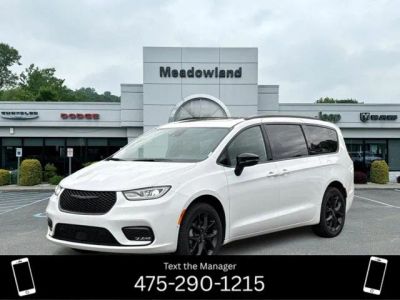 2026 Chrysler Pacifica Limited in Bright White Clearcoat — front three-quarter view