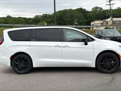 2026 Chrysler Pacifica — detail view