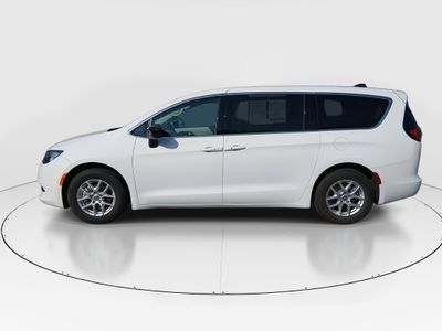 2024 Chrysler Voyager - Photo 4